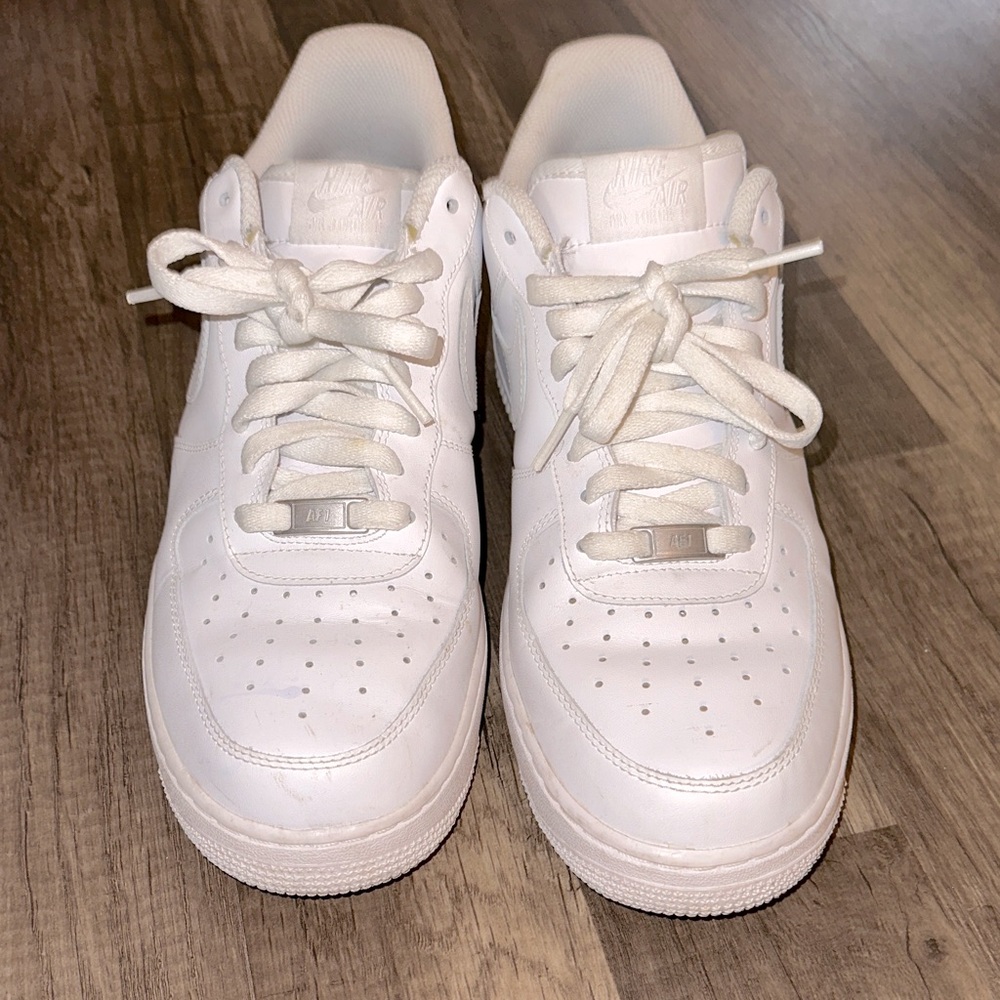 Nike AF1 White Low Classic Sneakers | 12M = 13.5W | Preowned Leather Air Forces - Picture 10 of 15